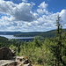 Puklá skála (Sprengberg) - Ausblick von den Felsen, die sich etwas unterhalb der höchsten Stelle befinden. Hinten ist die Talsperre Fláje zu sehen.