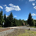 Unterwegs zwischen Moldava und Na Skále - Unweit des Bahnhof wird das Gleis überquert, dann geht's wieder hinein in den Wald...