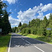 Unterwegs zwischen Sklářský vrch und Moldava - Kurz wird wieder der Straße gefolgt. Hier am Ortseingang.