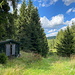 Unterwegs zwischen Moldava und Na Skále - Mitllerweile auf einem nicht markiertem Weg, der hier an einer kleiner Hütte und alten Mühlteichen vorbeiführt...