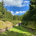 Unterwegs zwischen Moldava und Na Skále - An der Štola Pramenáč (Bornhaustollen). Der 3.370 m lange Stollen dient der Wasserversorgung der Region Teplice.