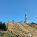 Für das verwöhnte Alpen-Auge ist der Mottarone eher subschön. Sendetürme, Kreuz, Sessellift, Hüttchen, Sommerrodelbahn, Bauzäune... alles da. Fehlen eigentlich nur noch eine Skisprungschanze und eine Sternwarte. Wir watschelten entlang der erdigen Schneise, auf der auch die beiden anderen Leute gehen, hoch. Gut fünf bis zehn Minuten bis zum Gipfelkreuz sollte man, je nach Fitness, schon einplanen. Proviant nicht vergessen!