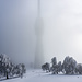 Wieder herab in den Sattel. Für kurze Momente erscheint der SWR-Funkturm als riesiger Geist aus der Wolke.