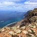 Ausblick die Klippen runter... atemberaubend! Und am Horizont ist La Graciosa zu erkennen.