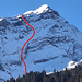 Schlechte Zeiten für Amateure: von der Rohrbrücke aus wird klar, dass ein Aufstieg durch die Spitzhore N-Flanke entlang der roten Linie (die vermutlich nicht jener von Kobi Reichen entspricht) heute wohl nicht in Frage kommt, indem die Schneeschicht auf dem unteren Felsriegel zu dünn ist (während sie auf der Rampe und im Ausstiegscouloir ev. ausreichend wäre)