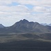 Toller Vier-Tausender-Blick am Top des Talyuberlup Peak: Mount Trio (856 m), Toolbrunup Peak (1052 m) sowie dahinter Isongerup Peak (1008 m), Pyungoorup Peak (1053 m; streng genommen ist er der zweithöchste Gipfel der Stirling Range) und Bluff Knoll (1094 m), die zusammen eine Kette bilden.