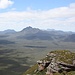Die Licht- und Schattenverhältnisse wechseln dank der Wolkenspiele schnell. Wahrscheinlich ist diese Sicht eine der schönsten der gesamten Stirling Range. Die beiden höchsten selbstständigen Gipfel, der Toolbrunup (1052 m) und Bluff Knoll (1094 m), stehen Seite an Seite.
