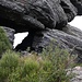 Durch dieses Felstor geht (<i>bzw. ging seinerzeit?</i>) der Gipfeltrail hindurch.