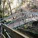 über diese Brücke an das Flussufer