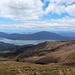 Lake Rotoaira mit den dampfenden Fumarolen des Te Maari Krater ganz rechts im Bild.