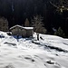Salutiamo il rifugio e scendiamo sul lato opposto per compiere un anello