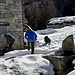 Dopo la lunga sosta ci prepariamo a partire, calzando i ramponcini (che toglieremo poco dopo)