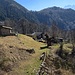 Noi seguiamo dei tagli su sentiero che attaversano prati e baite