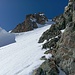 Links des Felssporns geht es an den Felsen entlang aufwärts.