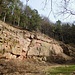 Ehemaliger Steinbruch am Waldweg