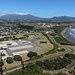 Der Paritutu liegt zwischen Industriegebiet und Strand.