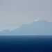 Mt. Vulcan (550 m), entstanden 1871-75 durch Eruptionen an der Nordwestflanke des Hibok-Hibok, und der Hibok-Hibok (1332 m) höchstpersönlich von Mindanao aus gesehen. Explosive peléeanische Eruptionen mit großen pyroklastischen Glutwolken (nuées ardentes) und Flankenkollapsen sorgten in der Vergangenheit immer wieder für Katastrophen, so zuletzt insbesondere im Dezember 1951. Der Hibok-Hibok ist ein derzeit ruhender aber durchaus aktiver Vulkan, der permanent überwacht wird. Man sieht auch: eine Besteigung des Hibok-Hibok von Küstenniveau aus ist ein ordentliches Unterfangen.