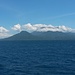 Auf der Fähre von Balingoan auf Mindanao nach Camiguin Island. Man sieht schon, es ist eine sehr bergige Insel, deren Vulkangebäude von Südosten nach Nordwesten hin immer jünger und aktiver werden.