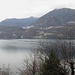 Alzandoci un po’ di quota, si comincia ad apprezzare il panorama sul lago e sulla riva opposta dalla quale torneremo nel pomeriggio. Intanto il cielo rimane grigio ma non piove.