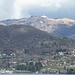 Dal porticciolo di Pella, zoomata sull’inizio del lago versa la sponda opposta, dove si vede la cima del Mottarone ancora imbiancata di neve, che abbiamo raggiunto alla fine di febbraio.