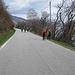Terminato il pranzo, abbiamo ripreso il nostro cammino di ritorno sulla sponda occidentale del lago, che nel primo tratto segue la strada che termina a Ronco Inferiore.