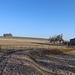Müdisdorfer Kunstgraben, Blick zum Kohlbach Kunstgraben der Oberen Wasserversorgung
Das kleine Häuschen unterhalb des Wäldchens ist der Bahnschütz.
Das Grundstück was rechts folgt, muss umgangen werden.