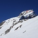 Hinter dem zweiten Steilaufschwung das Gipfelriff: ab "X" zu Fuss dem Grat entlang, bei Bedarf nimmt man die Ski mit hoch
