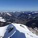 Blick übers Gipfelkreuz ins Saanenland