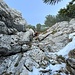 4. Erste Kletterstelle. Mit Steigeisen, Handschuhen und Skiern auf dem Rücken gar nicht so einfach.