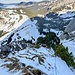 5. Im Bereich der «Baumgrenze» ist das Gelände exponiert und die Sicherungsmöglichkeiten sind spärlich. Zum Glück beisst sich der Eispickel auch schön ins Gras.