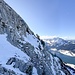 7. Tolles Ambiente beim Traversieren. Am Ende des Wägitalersees sieht man den Fluebrig und weiter westlich die drei Mythen.