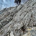Blaues Band unten im Bild. Metall-Tritt Bildmitte. Etwas oberhalb davon ist die Kette erkennbar. 
