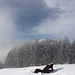 Gipfelbank mit Blick in den Nebel