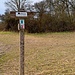 Schilder weisen rechts hinauf zum Gipfel. 