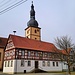 Wir parkten unmittelbar an der Kirche. Das benachbarte Ensemble ist interessant: ein historischer Zehnthauskomplex. Auf der Nordostseite findet sich am Obergeschoss schönes Fachwerk.