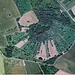 Auf einer infotafel: Dieses Luftbild des Streifbergs. Hier wird zunächst einmal klar, warum er so heißt. Die sich um den Hügel ziehenden Waldungen und Streuobstwiesen sind in viele Flurstreifen eingeteilt und im Besitz zahlreicher Ostheimer Bürger. 