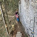 auf der neu gesicherten Traverse an der Felswand entlang ...