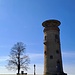 Hier heroben steht der 15 Meter hohe Bismarckturm.