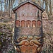 Im Aufstieg passiert man zunächst den Standort des Hauses Schulersberg, das 2002 einstürzte...