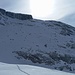 In dieser Flanke ist eine Spur von rechts oben nach links weiter unten zu sehen, die ich zunächst für eine Skispur halte.