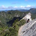 Einer schmaler Pfad jenseits der Absperrung führt unter die höchste Pinnacle.