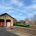 Hrob - Ein Zug der GW Train Regio a.s. (845 409-2/845 407-6, ex DB-Reihe 628) passiert hier gerade den ehemaligen Lokschuppen auf seiner Fahrt nach Ústí nad Labem.