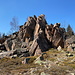 Pramenáč - Blick auf schöne Felsen, die [https://www.hikr.org/gallery/photo981296.html?post_id=59023 im Winter] sogar noch etwas besser aussehen ;-).