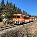 Nové Město - Ein Zug aus 811 021-5, Baafx ...29 533-3, 811 020-7 der Railway Capital a.s. (RCAS) erreicht gleich den Haltepunkt des Ortes. Die Bahngesellschaft führt aktuell den Fahrbetrieb auf der Relation Most - Moldava v Krušných horách durch (Linie T8). 
