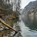 Es folgt eine kurze Querung unterhalb einer glatten Platte, welche wir auf „Stepstones“ im See balancierend umgehen