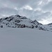 Ich  habe ein Gipfelkreuz auf dem Berg links entdeckt. Rechts dahinter liegt die Sefiarspitze, die auch ein Kreuz trägt.