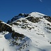 Salirò per logico percorso: dopo la prima fascia rocciosa a sinistra lungo l'ampio scivolo, poi dopo le roccette a destra fino alla cupola nevosa. Da lì (non si vede) per facile cresta nevosa
