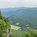 Cigánka / Muránsky hrad - Ausblick im starken sommerlichen Dunst. Unten ist die "Zieselwiese" zu erahnen (Sysľovisko Biele vody).