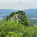 Cigánka / Muránsky hrad - Ausblick bei trübem Wetter in etwa südwestliche/südliche Richtung. Links ist Muráň zu sehen.