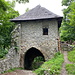 Cigánka / Muránsky hrad - Blick auf das rekonstruierte Haupt-Tor aus dem Inneren der Burganlage.